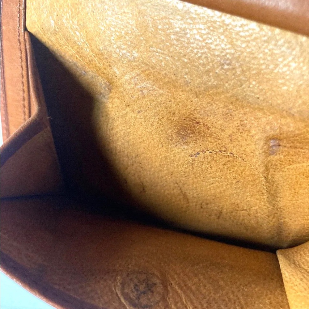 VINTAGE GUCCI LOGO EMBOSSED SOFT LEATHER WALLET - Picture 6 of 16